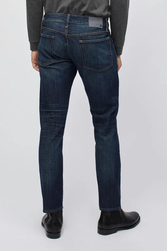 Los jeans azules: denim clásico en múltiples lavados Los jeans azules: denim clásico en múltiples lavados