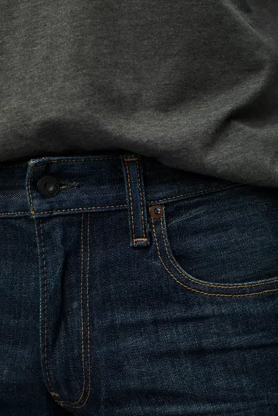 Los jeans azules: denim clásico en múltiples lavados Los jeans azules: denim clásico en múltiples lavados