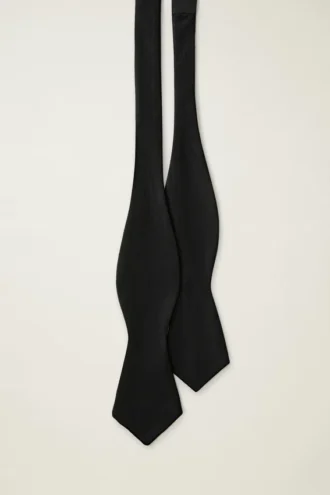 Pajarita de satén con punta en forma de diamante