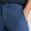 Pantalones chinos con tecnología de teñido de hilo