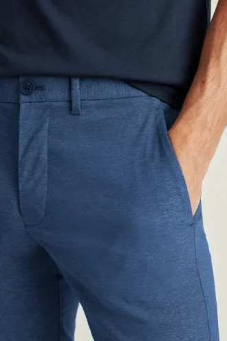 Pantalones chinos con tecnología de teñido de hilo