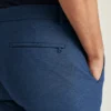 Pantalones chinos con tecnología de teñido de hilo