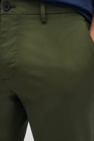 Pantalones chinos técnicos: absorben el sudor, repelen los líquidos y son elásticos