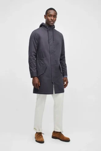 Parka ligera con corte en cola de pez