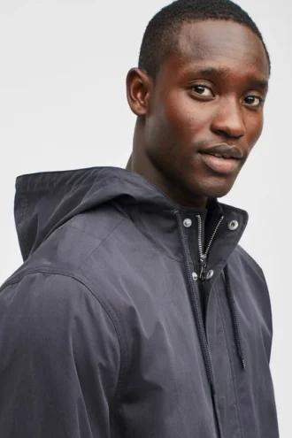 Parka ligera con corte en cola de pez