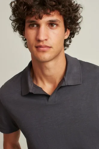 Polo teñido en prenda