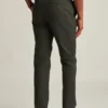 Stretch Washed Chino Pants: Pantalones chino entallados y Slim Fit