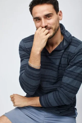 Sudadera con capucha tipo poncho