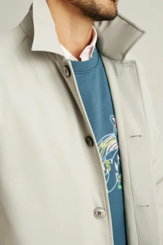 Supera los días lluviosos con estilo con la chaqueta italiana Mac de Bonobos