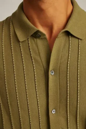 Suéter polo tipo cárdigan a rayas